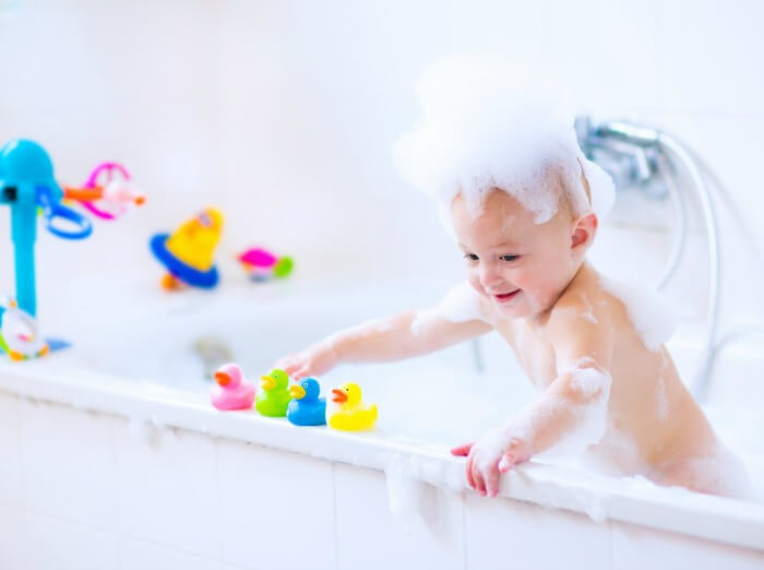 The Inspired Treehouse - Bath time is a great time for sensory activities and motor play. Here are 10 activities to bring adventure to your child’s bathtub.