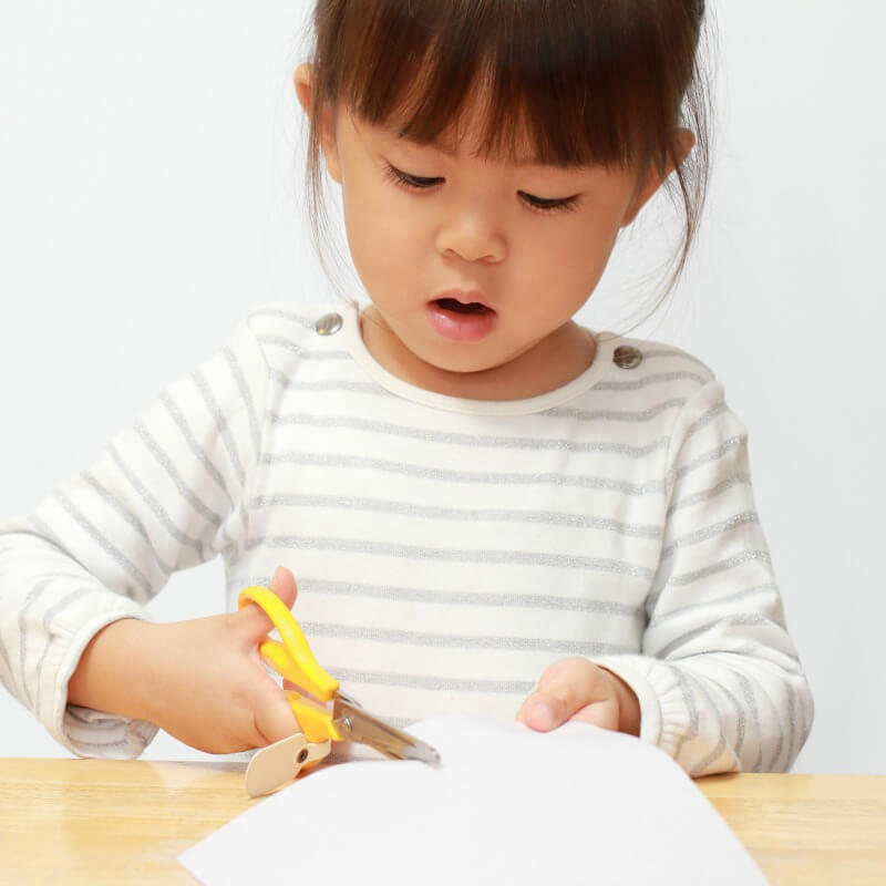 The Inspired Treehouse - These simple beginner scissor activities are great for helping young kids and kids with fine motor delays to learn how to snip paper and move scissors across paper.