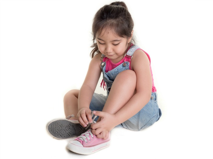The Inspired Treehouse - Check out this occupational therapist's secret to helping kids learn to put on shoes independently.