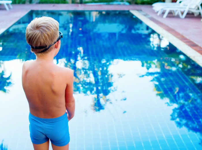 The Inspired Treehouse - Check out these 10 swimming tips for sensory kids and kids who are reluctant to get into the water.